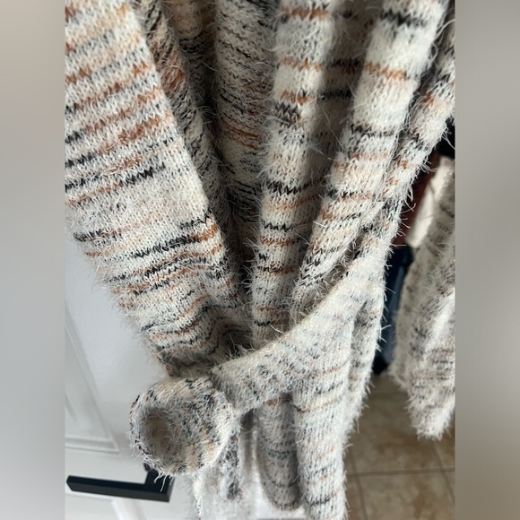 Knox Rose Sweater - Picture 2 of 3